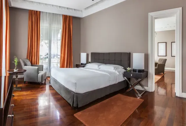 Hay una cama grande en el medio de la habitación.