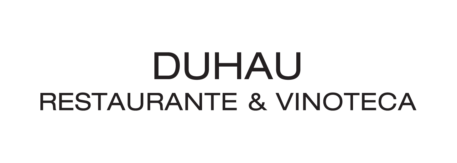 El logo de duhau restaurante & vinoteca es blanco y negro.