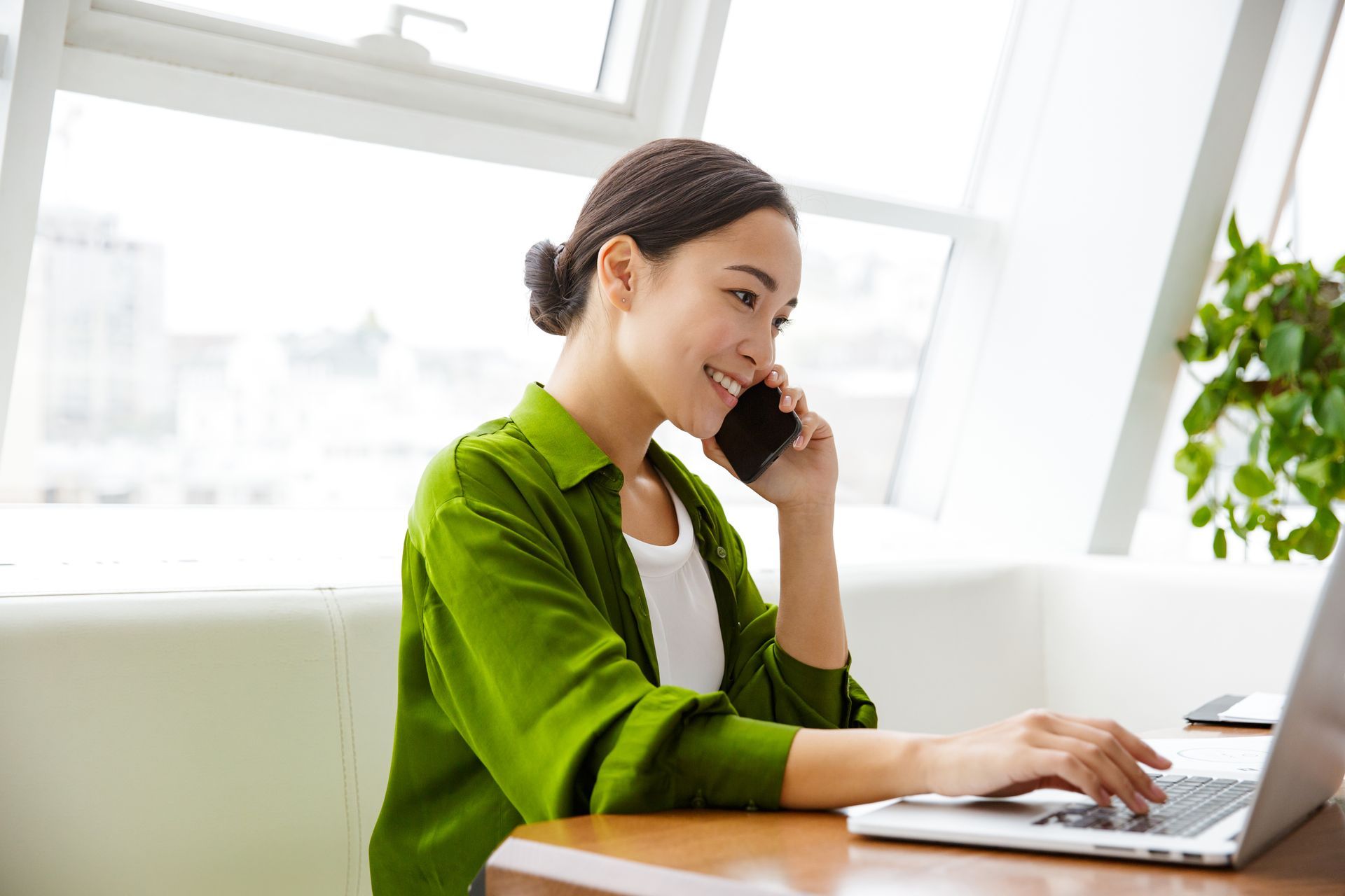 Virtual Assistant vs. In-House: Which One Will Save Your Business?