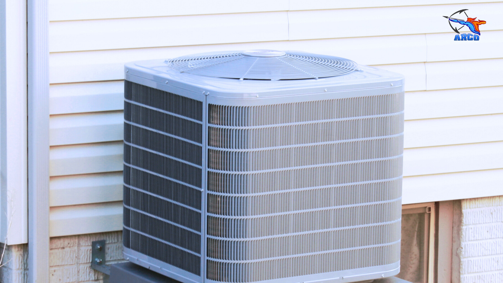 An air conditioner is sitting on the side of a mobile home.