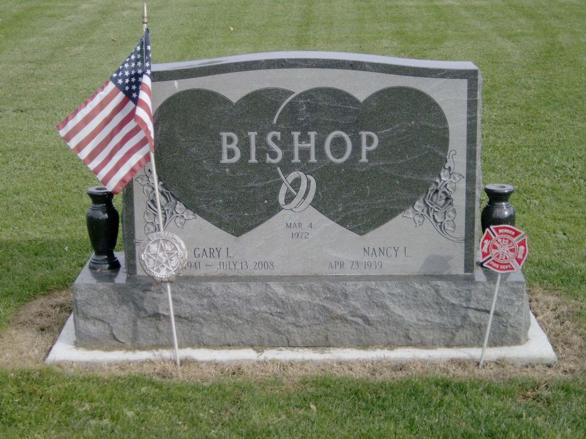 Tombstone with connected heart design,