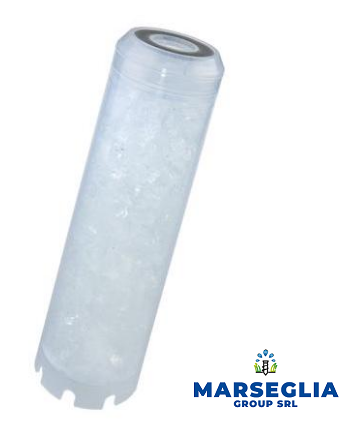 Cartuccia filtrante cilindrica trasparente riempita con materiale granulare.
