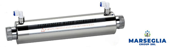 Purificatore d'acqua UV, tubo metallico cilindrico con scritte nere e rosse e attacchi blu/bianchi. Logo Marseglia Group SRL.