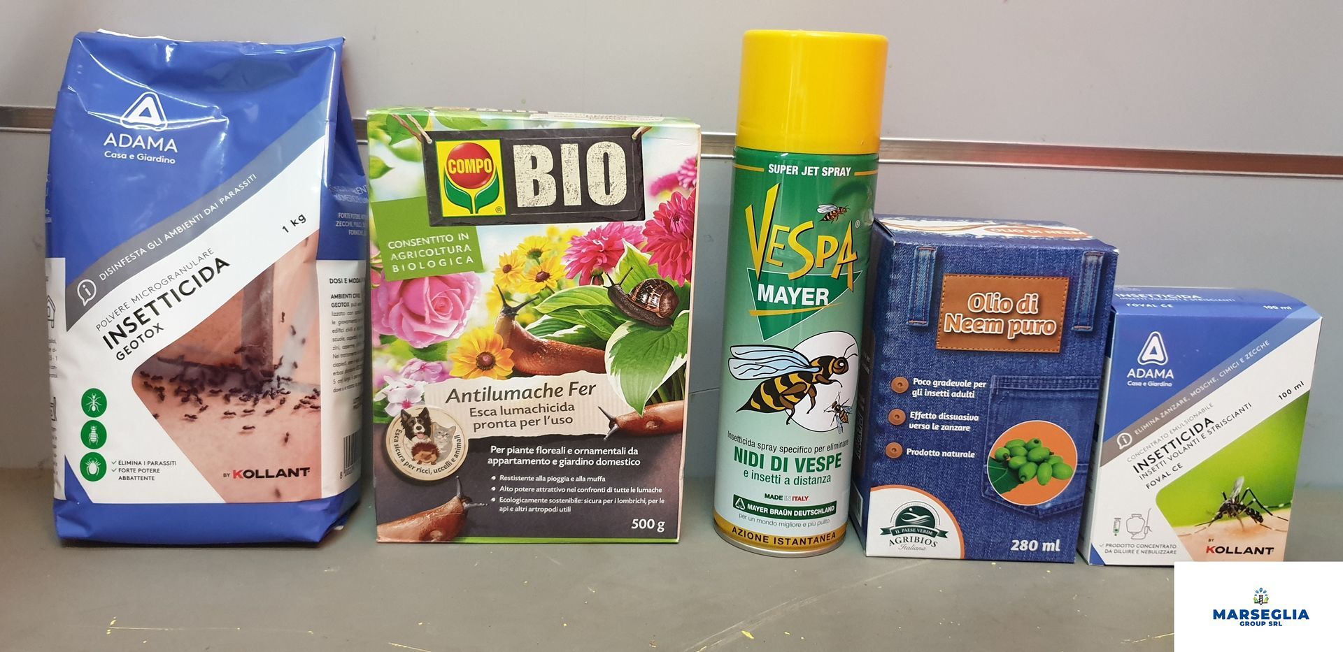 Vari prodotti da giardino confezionati, allineati su una superficie.