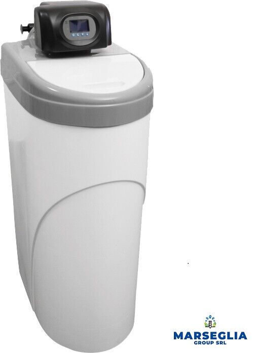 Addolcitore per acqua bianca e grigia con display digitale nella parte superiore.