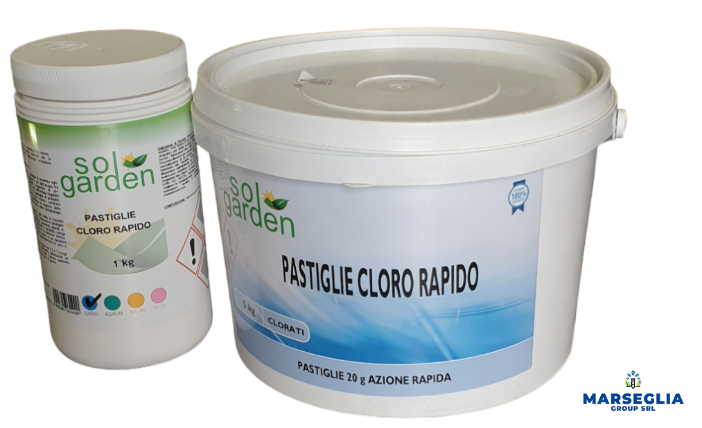 Due contenitori bianchi di prodotti chimici per piscine Solgarden: un barattolo di polvere e un secchio di pastiglie di cloro.