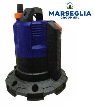 Pompa sommergibile per acqua, blu e nera, con maniglia e raccordo per tubo di scarico. Logo Marseglia Group SRL visibile.