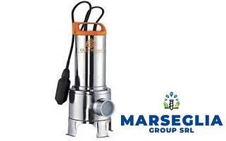 Pompa sommergibile con maniglia arancione, involucro argentato e porta di scarico.