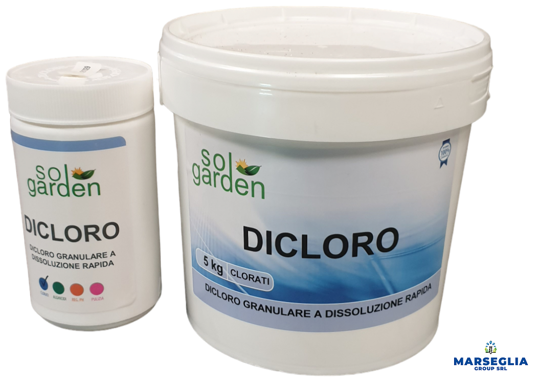 Due contenitori di cloro per piscine 