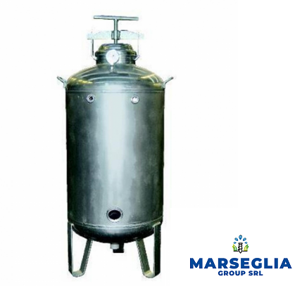 Serbatoio industriale in acciaio inox con manometro e maniglia.