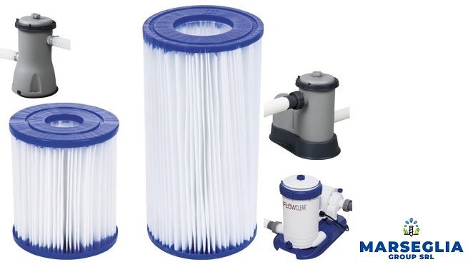 Cartucce e pompe per filtri da piscina su sfondo bianco, con colori blu e bianco.