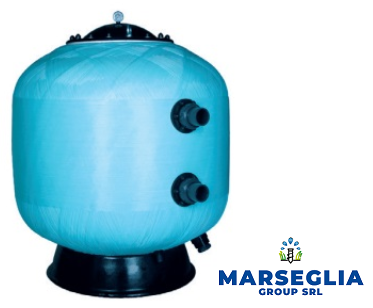Filtro a sabbia per piscina blu con parte superiore e base nere; logo Marsiglia Group SRL.