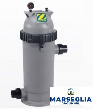 Filtro cilindrico grigio per piscina con manometro e raccordi neri.