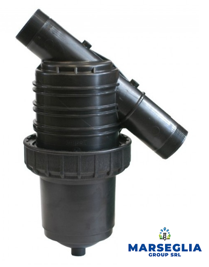 Filtro a Y in plastica nera per irrigazione, ingressi/uscite angolati, vaschetta di raccolta inferiore, di Marseglia Group SRL.