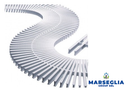 Griglia per piscina curva, bianca. Logo MARSEGLIA GROUP SRL nell'angolo in basso a destra.