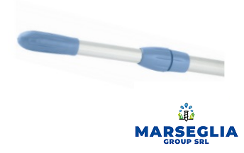 Asta telescopica blu e argento con estremità e regolatore blu, logo Marsiglia Group SRL in basso.