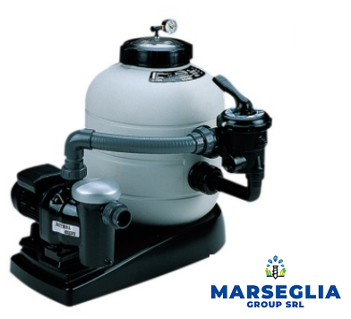 Sistema di filtraggio per piscina con filtro a sabbia, pompa e valvola di controllo. Bianco e nero, con manometro.
