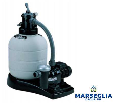 Sistema di filtraggio a sabbia per piscina, serbatoio bianco sporco, pompa e base nere, tubo grigio, con logo MARSEGLIA GROUP SRL.