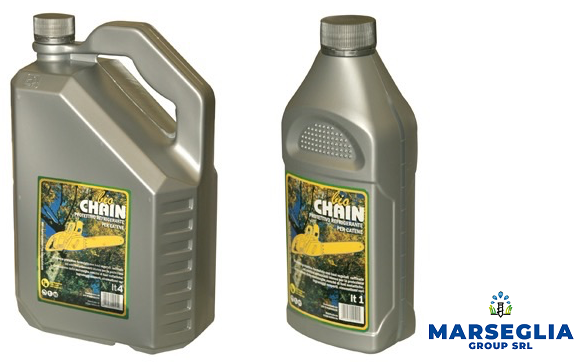 Due contenitori d'argento per olio per motoseghe. Uno ha una maniglia; entrambi hanno un'etichetta con la scritta 