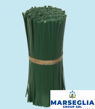 Fascio di filo floreale verde tenuto insieme da una fascia marrone chiaro.