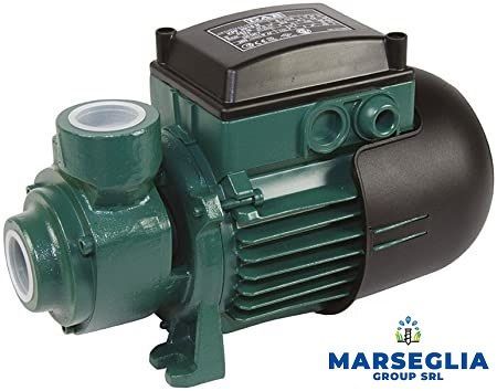 Pompa elettrica per l'acqua verde e nera.