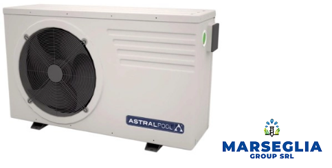Pompa di calore per piscina con grande ventilatore e logo AstralPool. Logo Marsegla Group SRL su sfondo bianco.