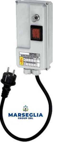 Scatola di controllo elettrica grigia con cavo di alimentazione e spina collegati; pulsante rosso di accensione/spegnimento.