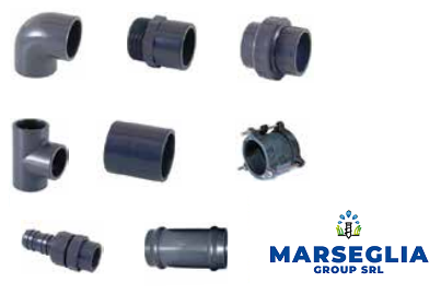 Raccordi per tubi in PVC grigio assortiti, inclusi gomiti, raccordi a T, raccordi e giunti. Logo Marseglia Group SRL.