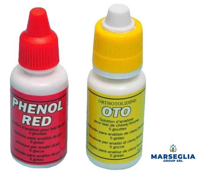 Due flaconi contagocce: rosso fenolo (tappo rosso) e ortotolidina OTO (tappo giallo), per testare la chimica dell'acqua.
