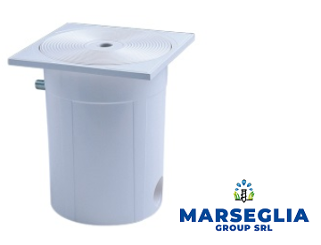 Skimmer cilindrico bianco per piscina con parte superiore quadrata e logo Marsiglia Group SRL.