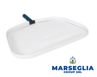 Rete da piscina rettangolare bianca con manico blu. Logo Marseglia Group SRL nell'angolo.