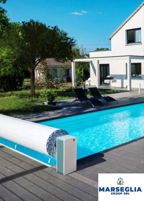 Piscina con copertura bianca, accanto a una casa in una giornata di sole.