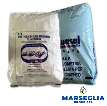 Due grandi sacchi di sale, uno bianco e uno blu, con scritte e loghi in italiano.