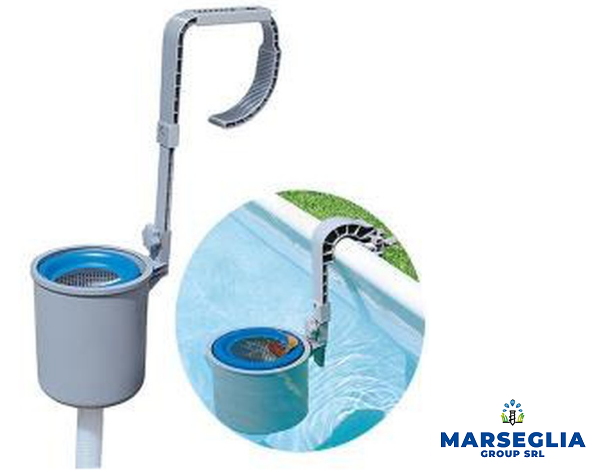 Skimmer galleggiante per piscina con braccio regolabile, blu/grigio, fissato al bordo della piscina.