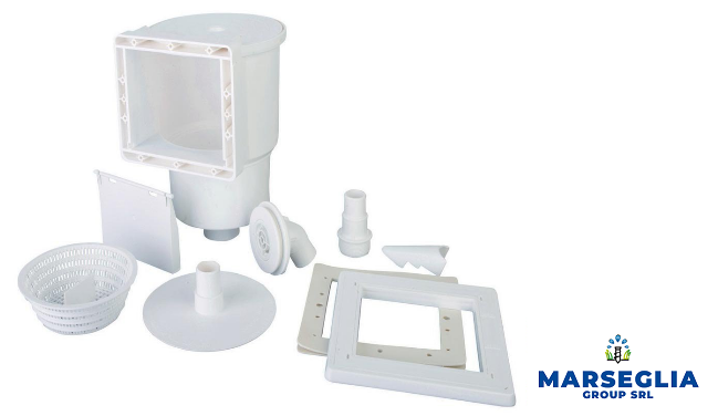 Skimmer per piscina bianco e relativi componenti, tra cui cestelli, telai e raccordi, con il logo del Gruppo Marsegia.