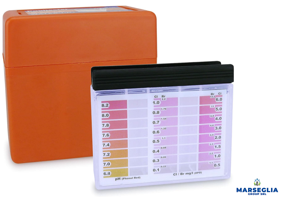 Valigetta arancione accanto a un contenitore di strisce reattive con una tabella dei colori per testare l'acqua.