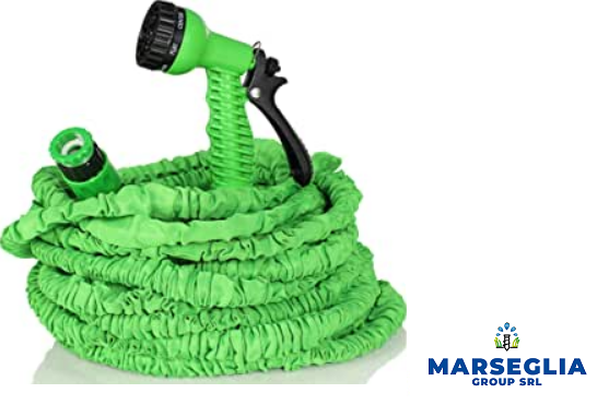 Tubo da giardino estensibile verde con ugello spruzzatore.