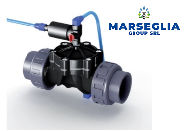 Valvola di irrigazione nera con tubo blu, accanto al logo 