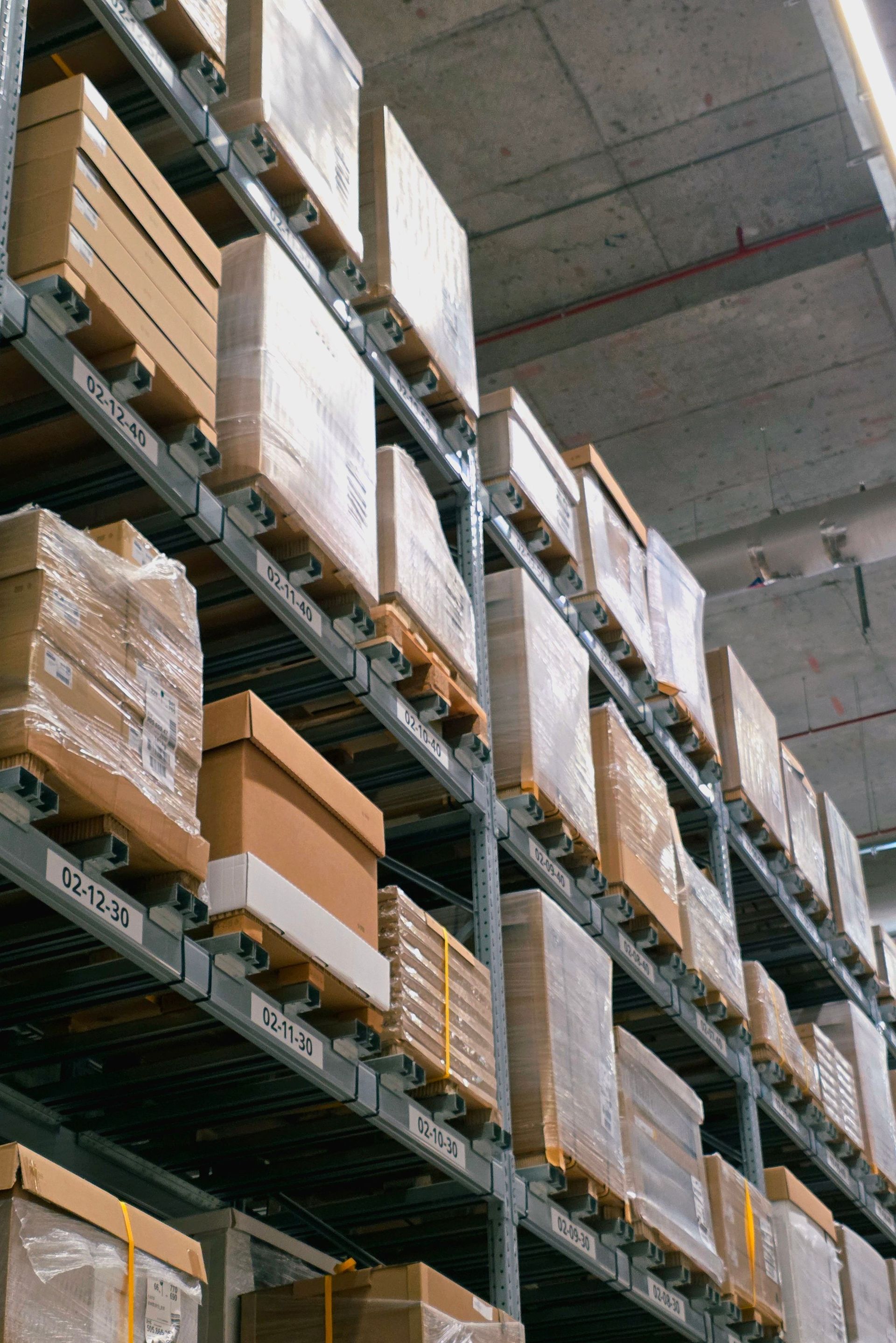 Cajas de cartón organizadas en estanterÃas metálicas.