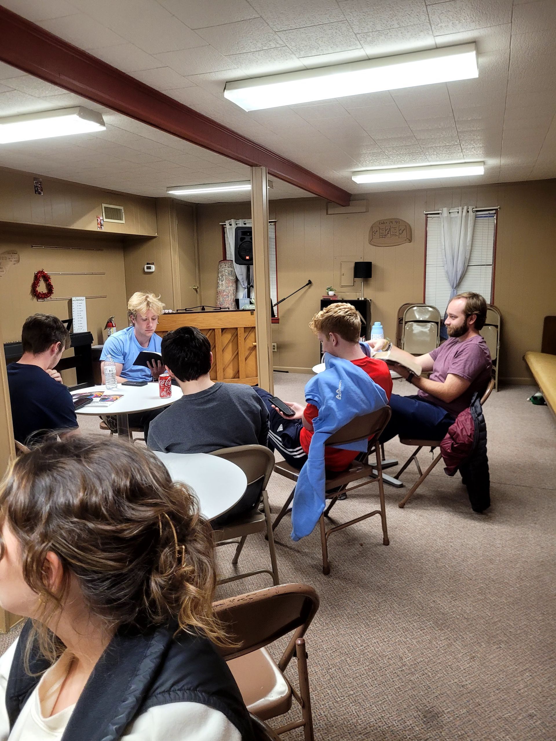 A group of people are sitting at tables in a room.