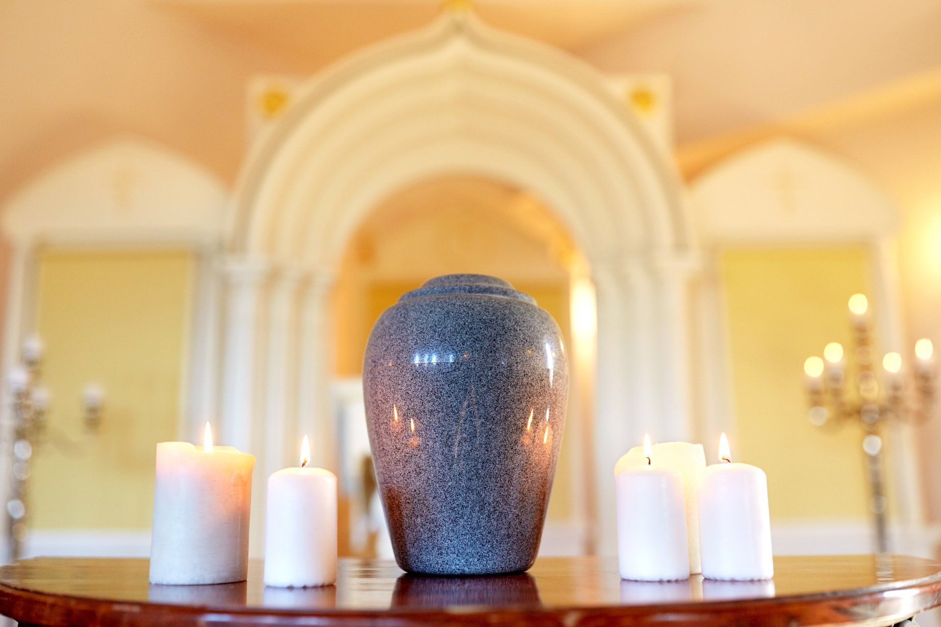 Urne cineraria e candele