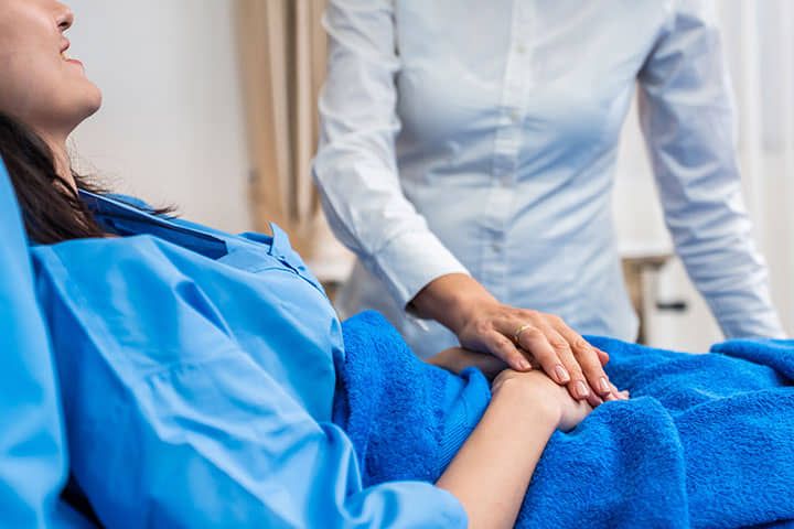 Médico especialista en medicina crítica