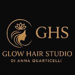 Logo per Glow Hair Studio di Anna Quarticelli raffigurante la silhouette dorata di un profilo femminile su sfondo nero.