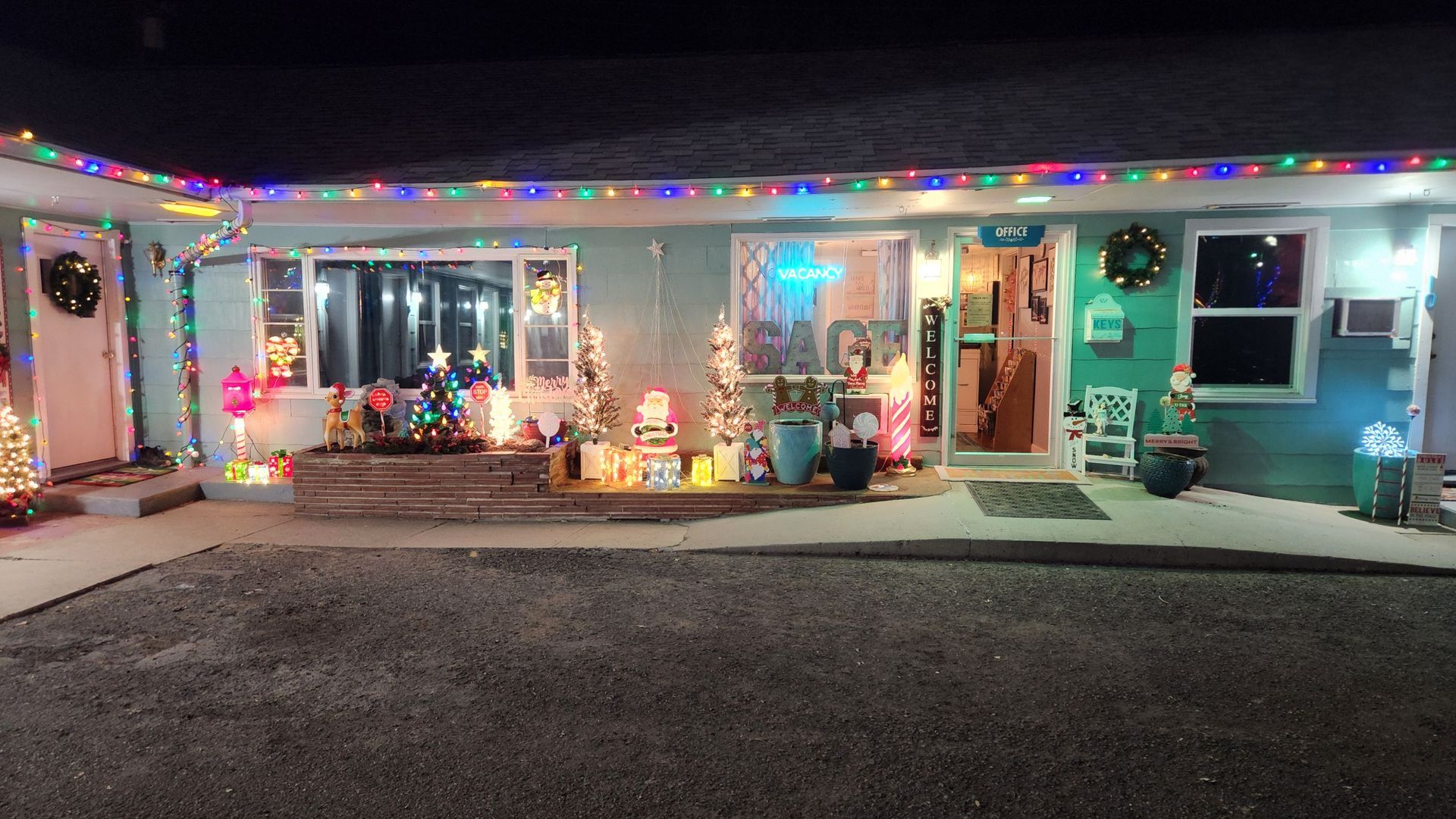 Merry Christmas at Sage Motel in Greybull Wyoming. Near and Close to Yellowstone, Cody Wyoming, Big Horn Mountains. 