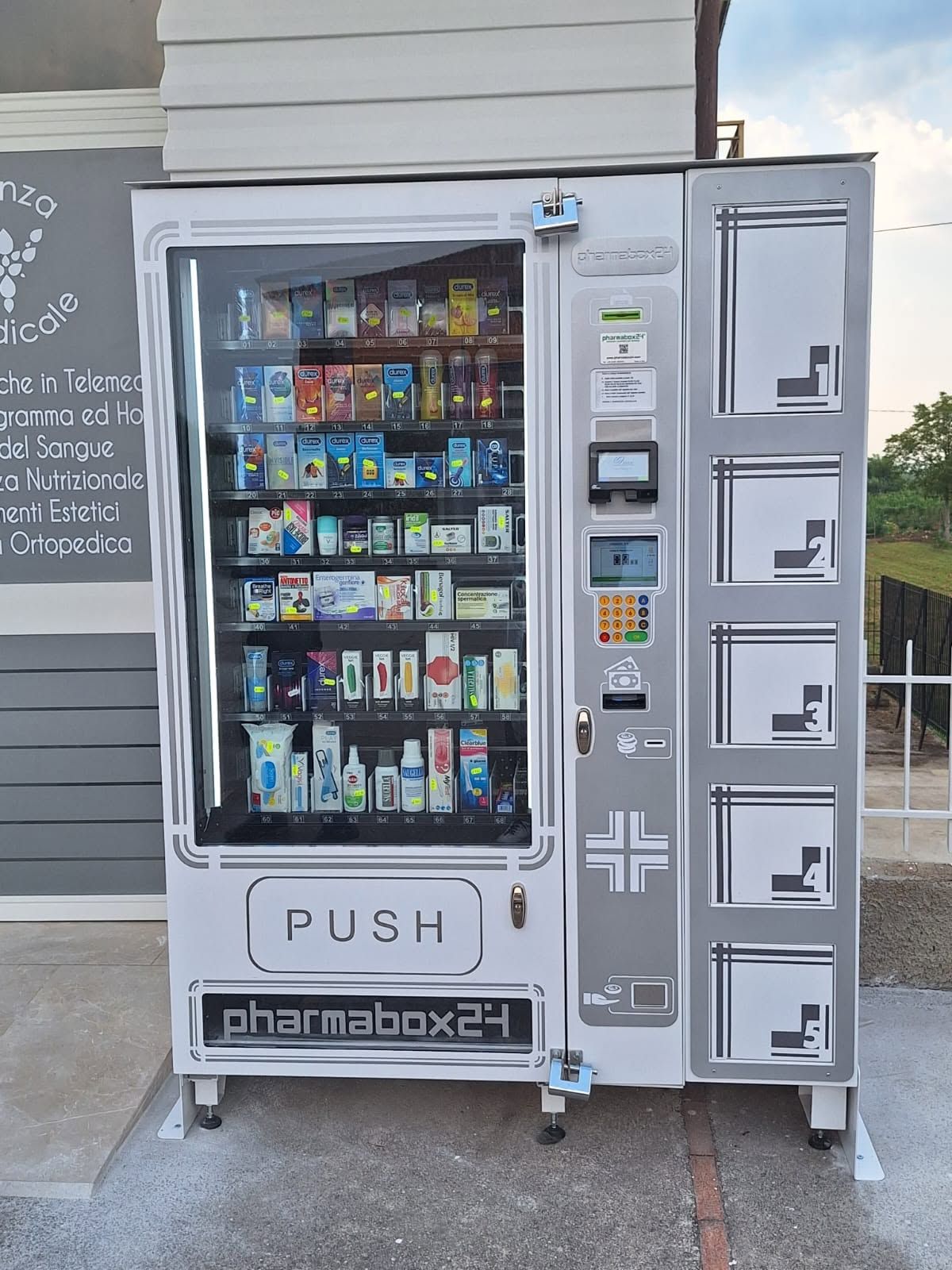 Distributore automatico di farmaci e articoli per l'igiene, con pannello