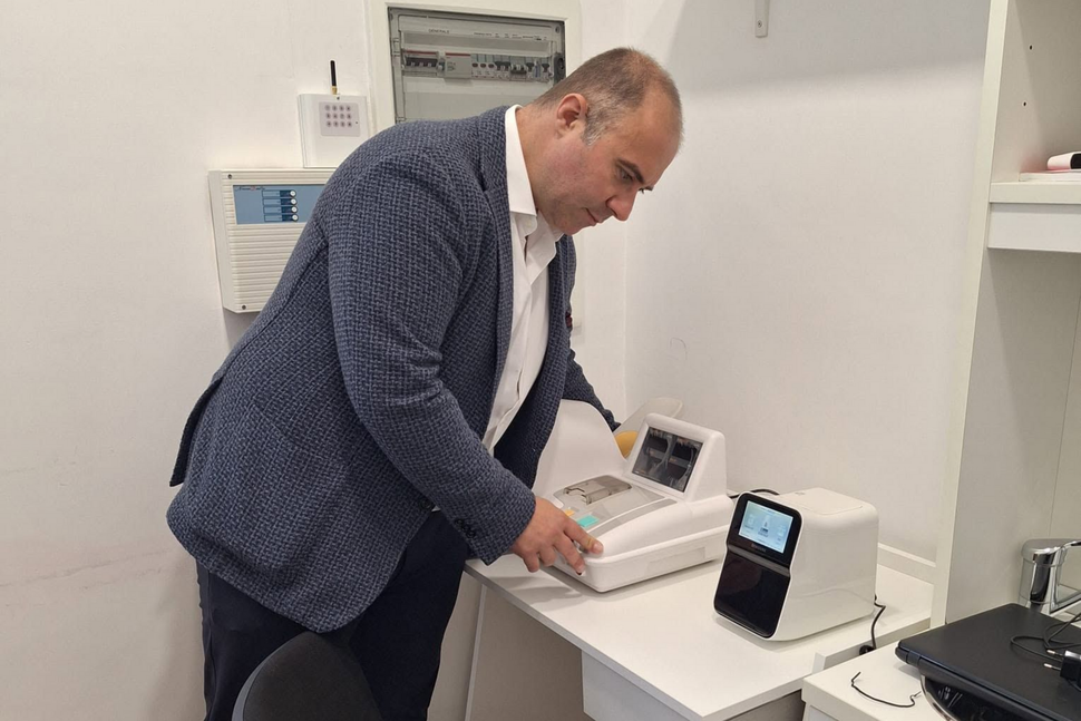 Tecnico in sopralluogo in farmacia