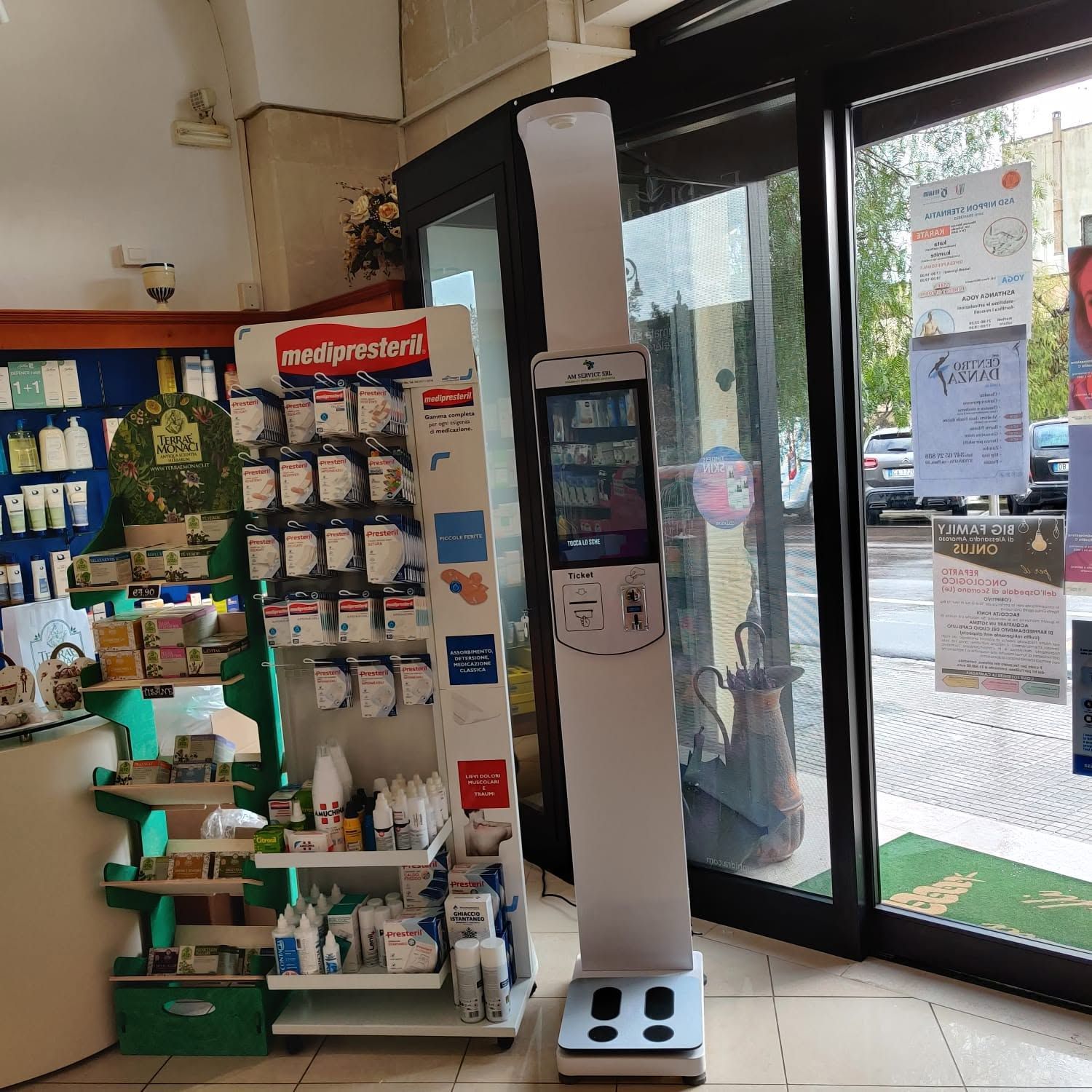 L'ingresso del negozio è dotato di una postazione per la disinfezione delle mani, biglietti d'auguri e ampie porte a vetri che si affacciano sul marciapiede.