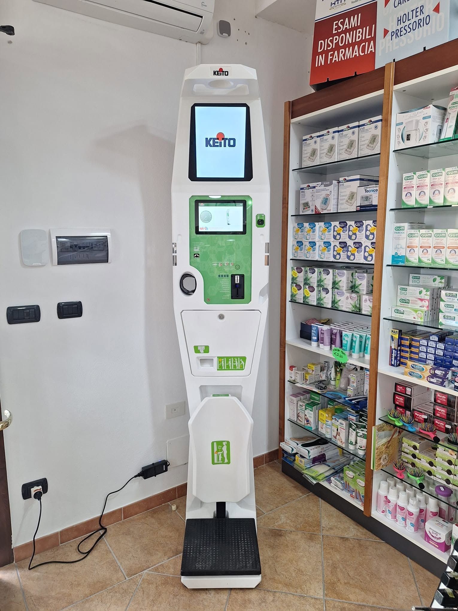 Chiosco self-service accanto agli scaffali della farmacia in una corsia del supermercato.