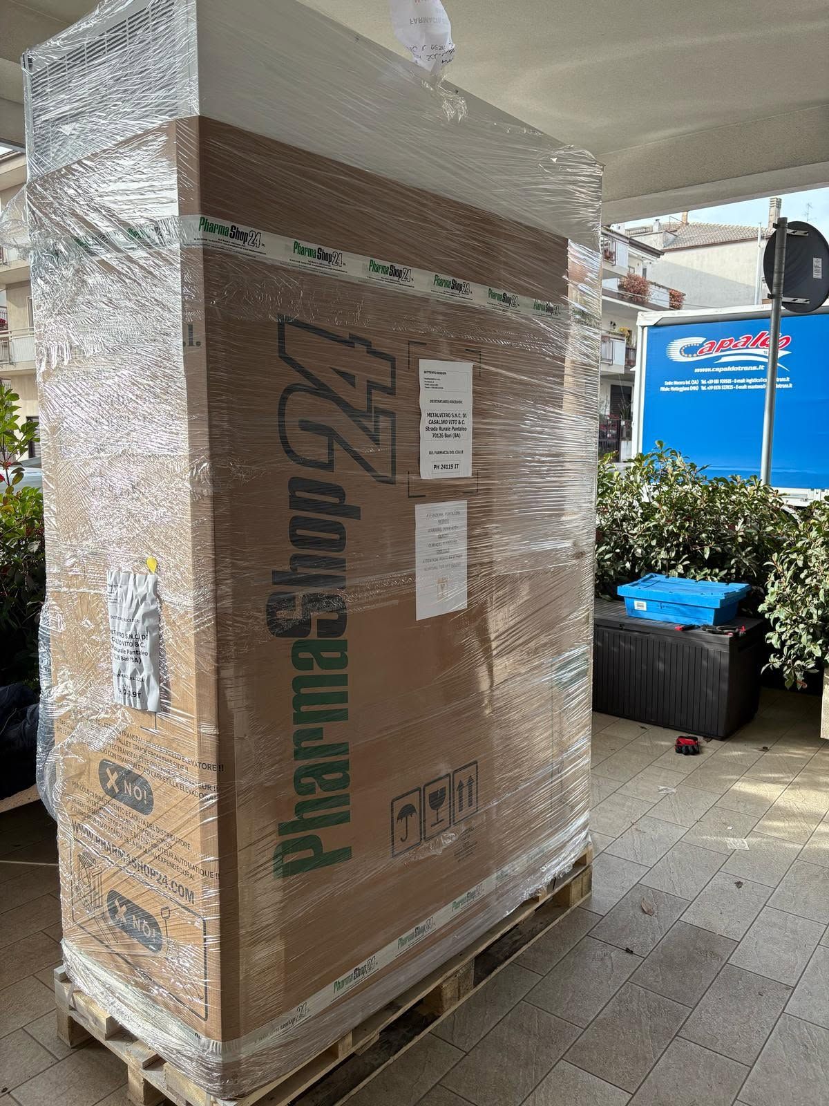 Pallet di cartone avvolto in pellicola termoretraibile con l'etichetta