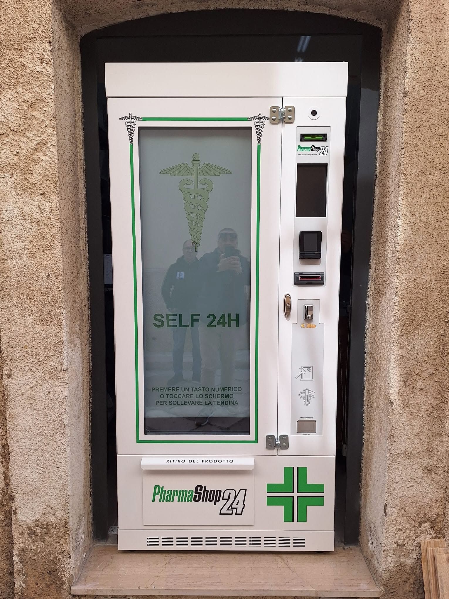 Chiosco self-service con touchscreen, slot per schede e display verde